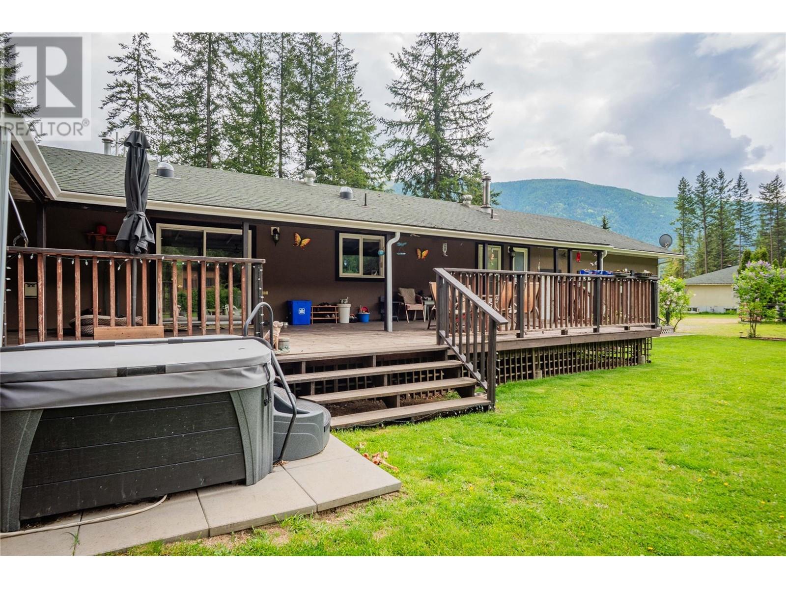 2015 Highway 3a, Castlegar, British Columbia  V1N 4N1 - Photo 75 - 10347955