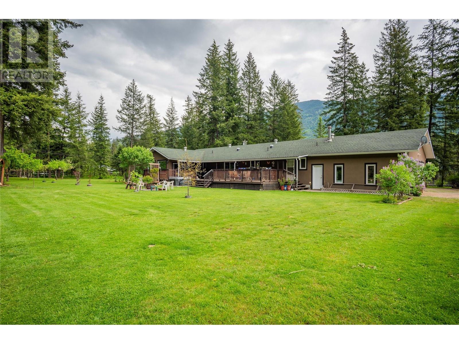 2015 Highway 3a, Castlegar, British Columbia  V1N 4N1 - Photo 73 - 10347955