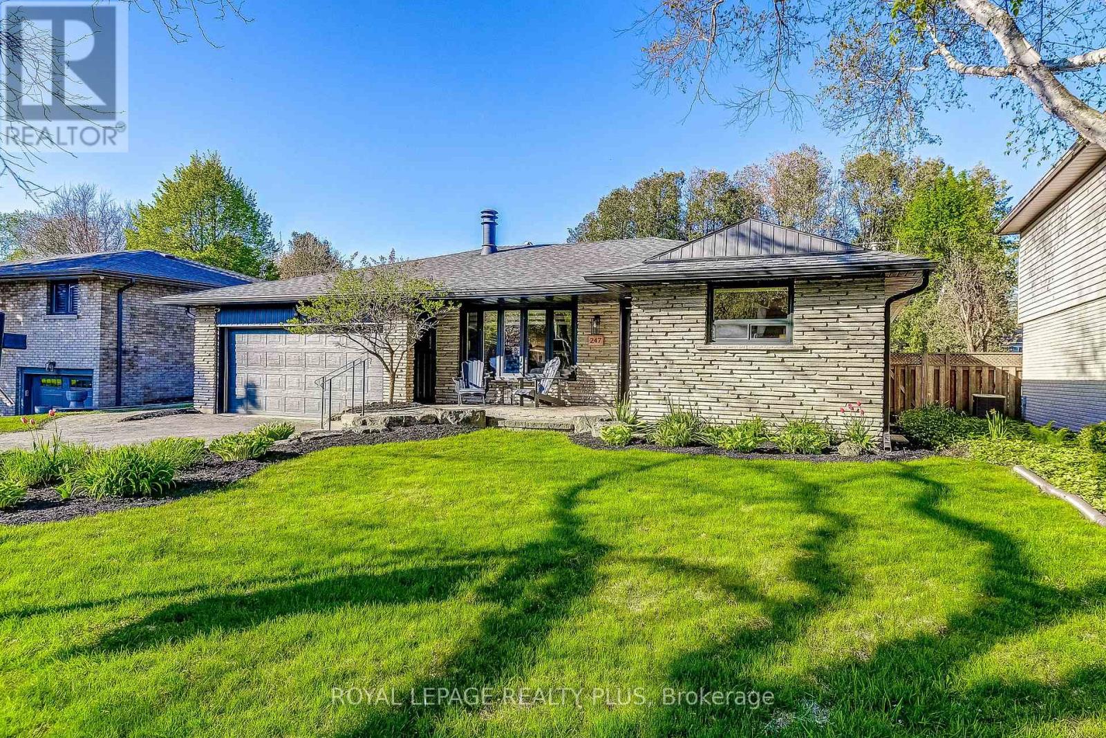 247 Simon Drive, Burlington, Ontario  L7X 1X8 - Photo 2 - W12154186