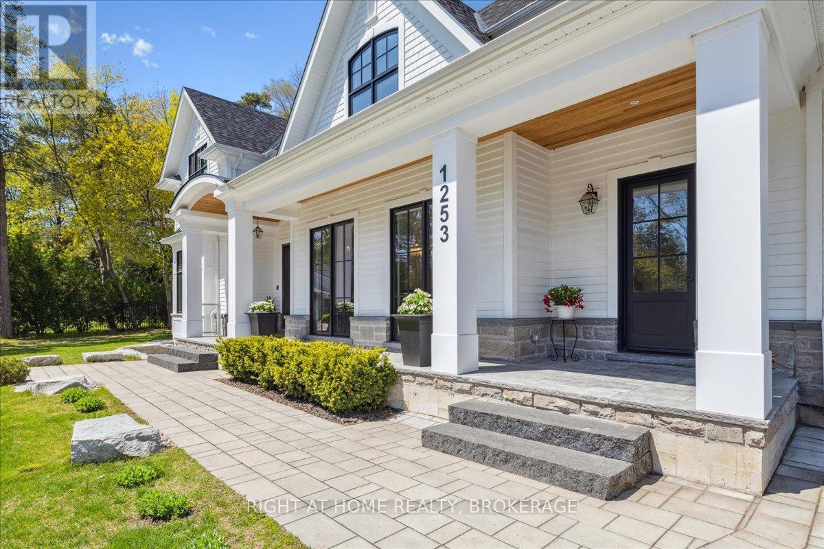 1253 Crawford Court, Oakville, Ontario  L6J 1Z2 - Photo 2 - W12154270
