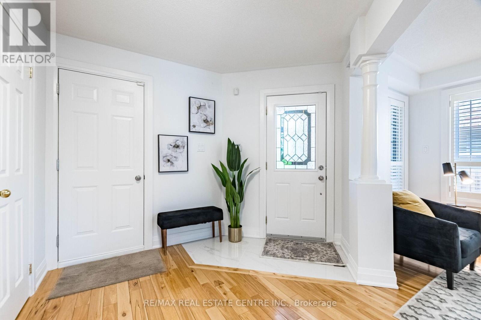4310 Guildwood Way, Mississauga, Ontario  L5R 0A7 - Photo 3 - W12154303