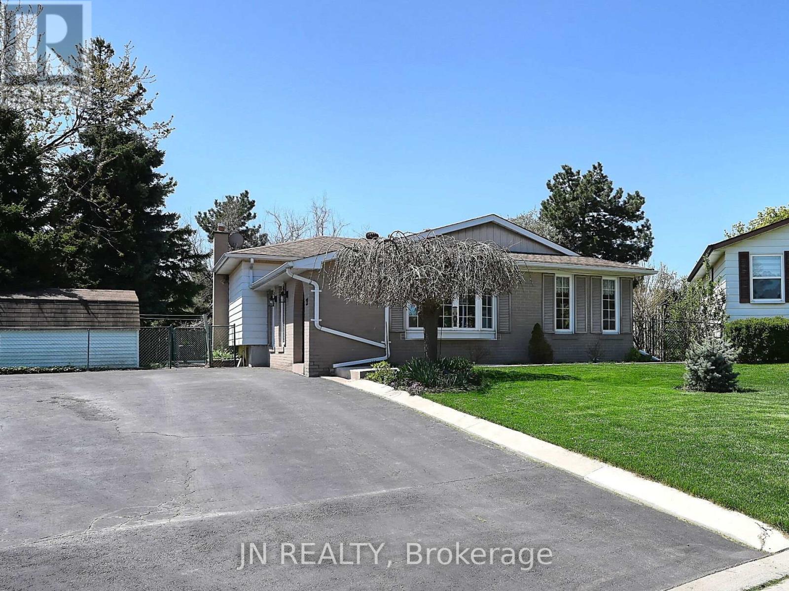 27 FINCHLEY CRESCENT, Brampton, Ontario