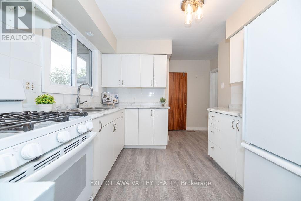 18 Truelove Street, Whitewater Region, Ontario  K0J 1K0 - Photo 11 - X12154406