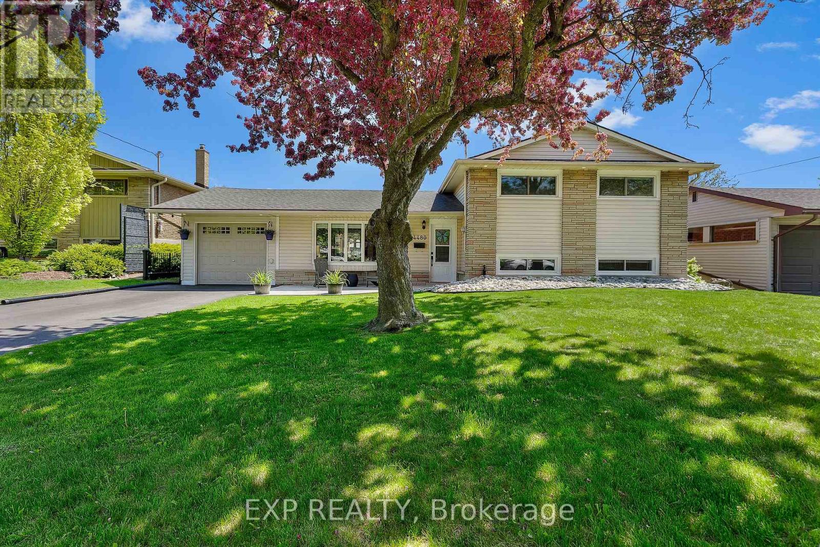 Property at 4480 QUEENSWAY GARDENS image 2