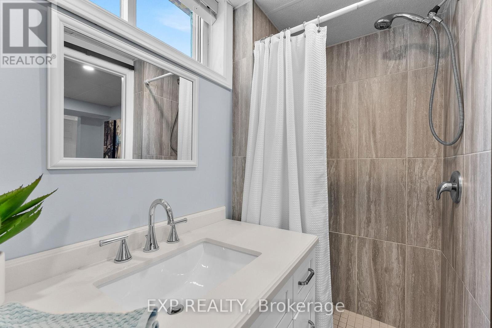 4480 Queensway Gardens, Niagara Falls, Ontario  L2E 6P7 - Photo 28 - X12154393