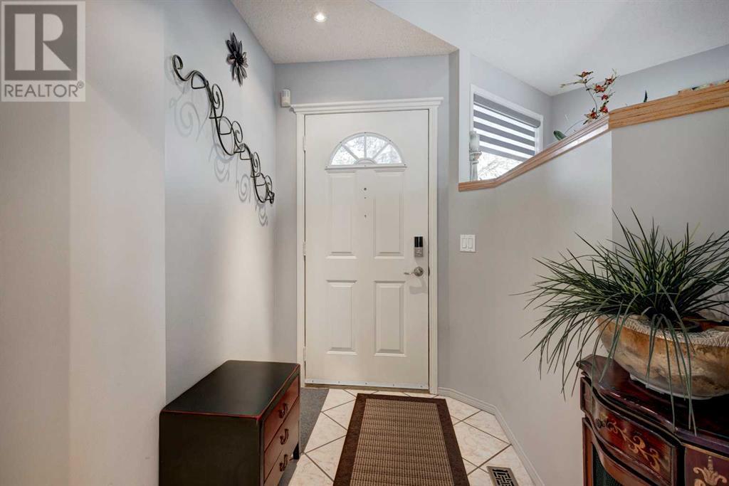 187 Coral Keys Villas Ne, Calgary, Alberta  T3J 3L7 - Photo 4 - A2212408