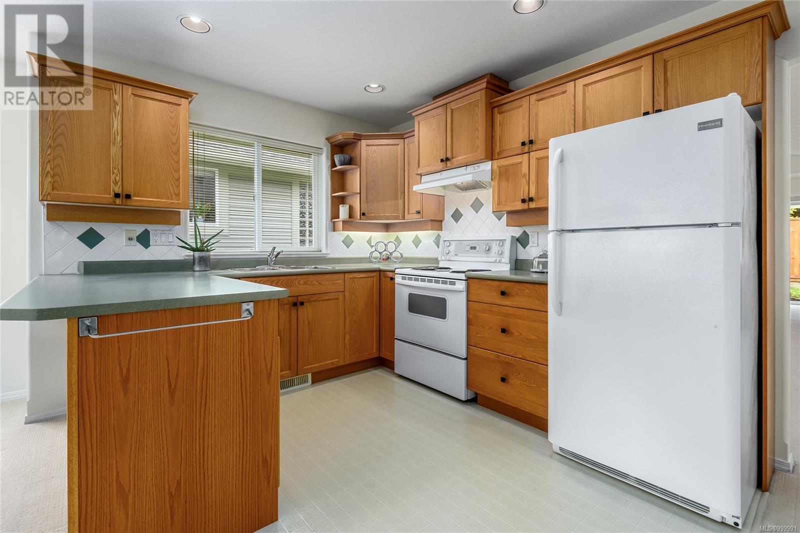 Property at 8 1600 Balmoral Ave image 3