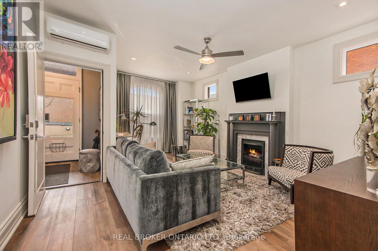 B - 116 Cartier Street, Ottawa, Ontario  K2P 1K5 - Photo 2 - X12154430