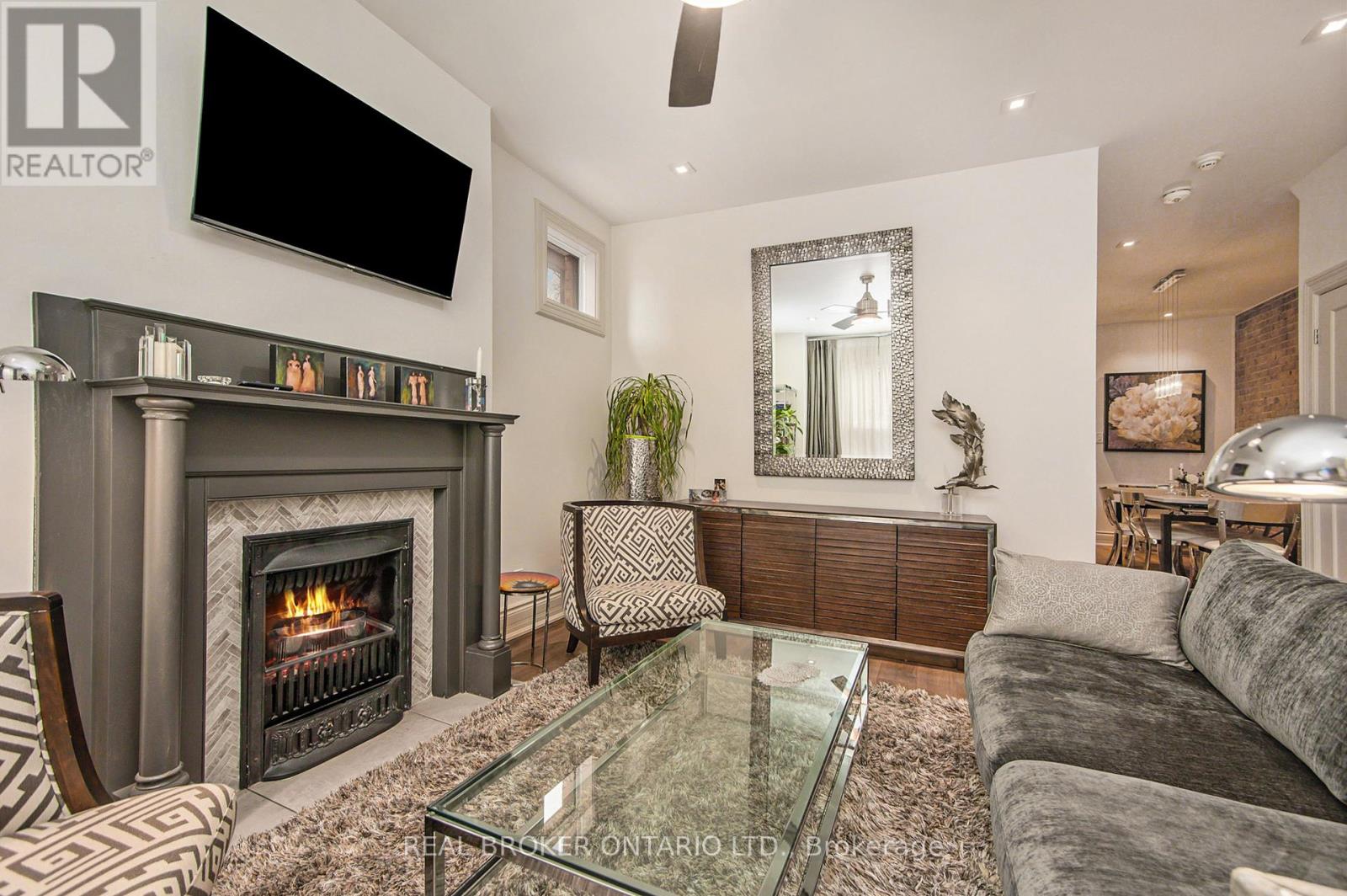 B - 116 Cartier Street, Ottawa, Ontario  K2P 1K5 - Photo 4 - X12154430