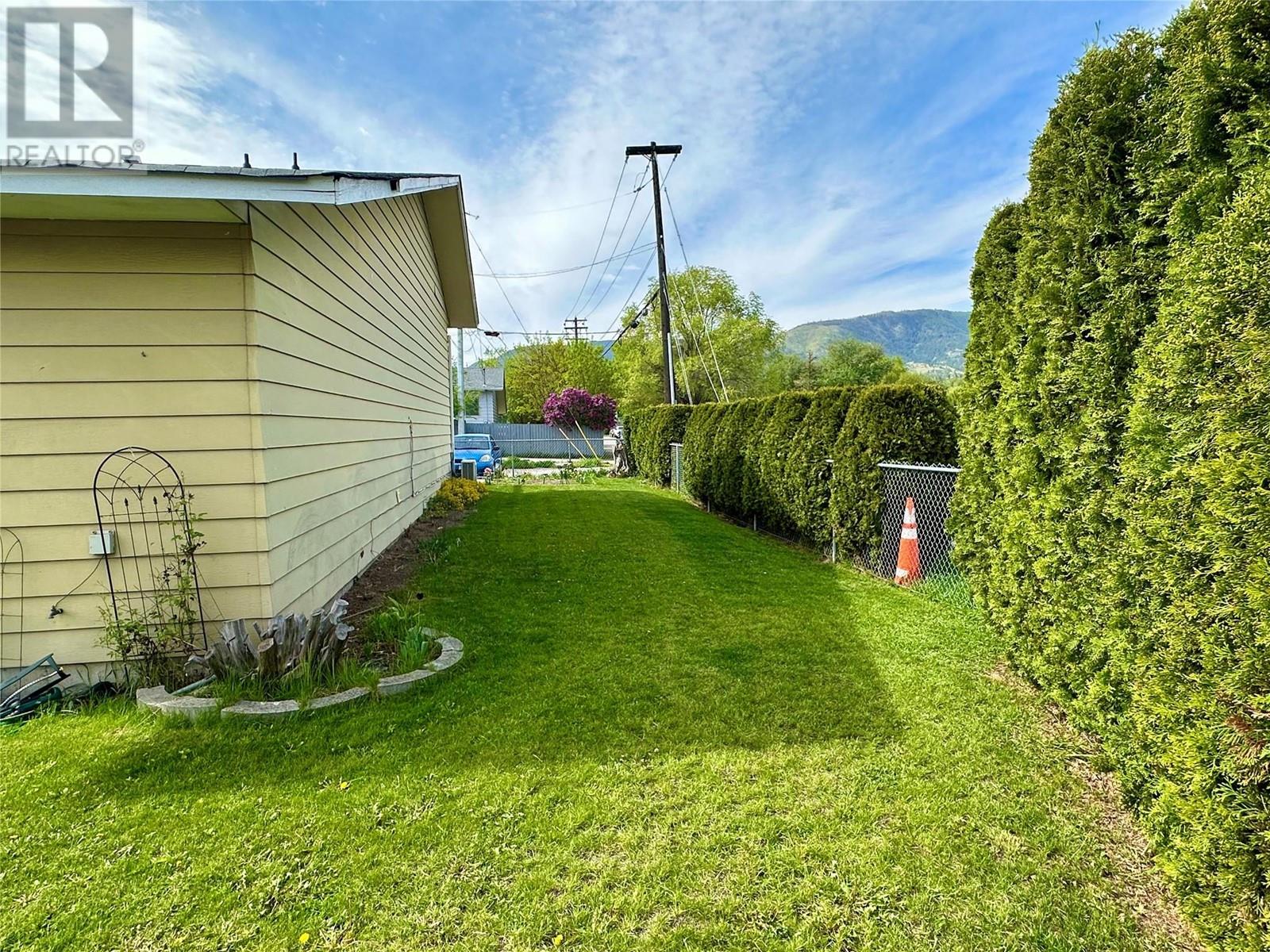 Property at 798 Eckhardt Avenue W image 3