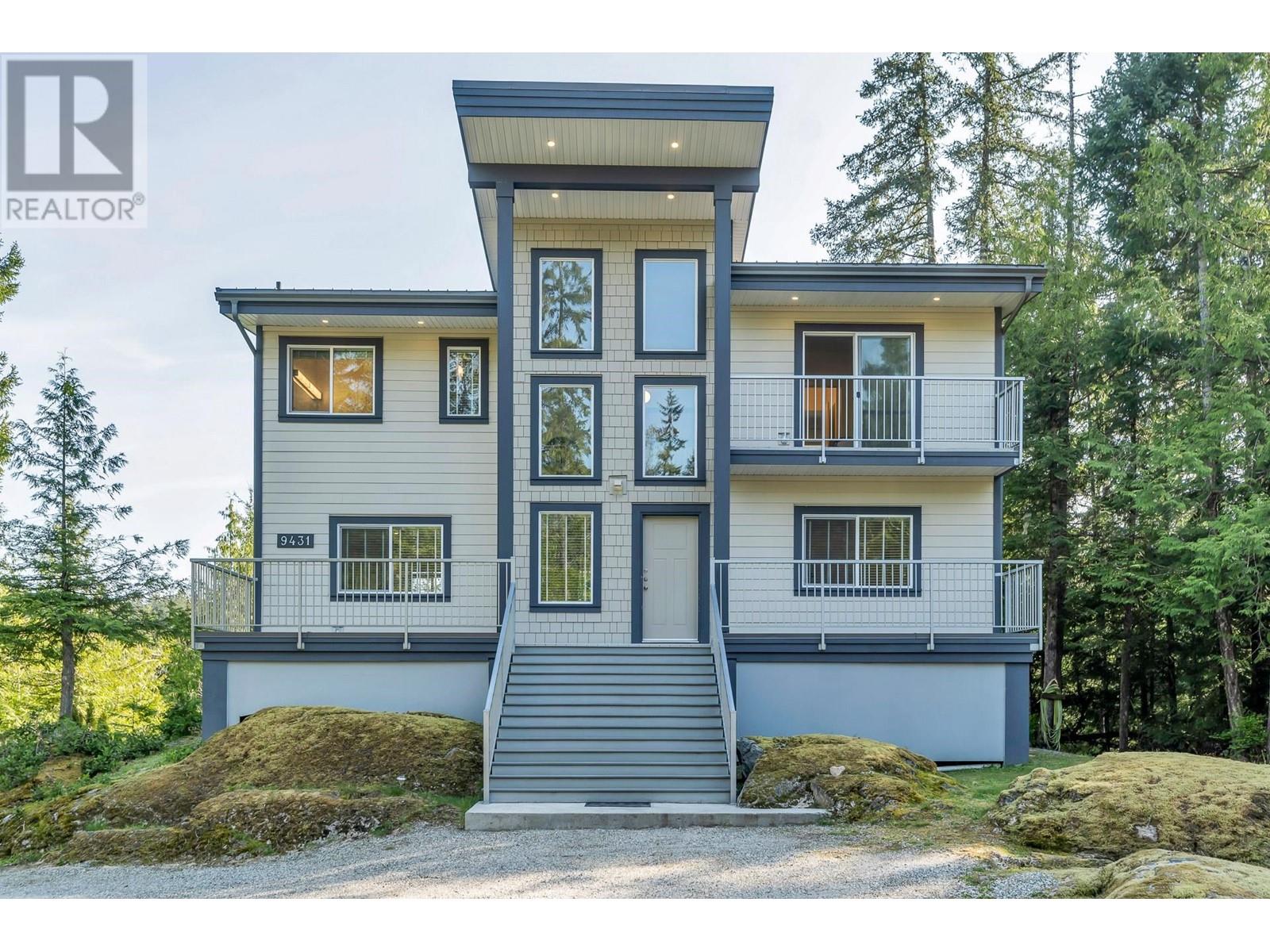9431 Stephens Way, Halfmoon Bay, British Columbia  V7Z 1G9 - Photo 1 - R3002909
