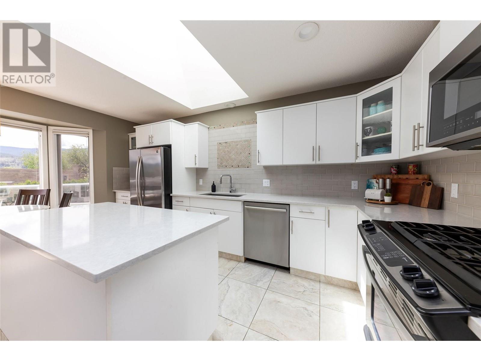 3492 Navatanee Drive, Kamloops, British Columbia  V2H 1S1 - Photo 5 - 10347317