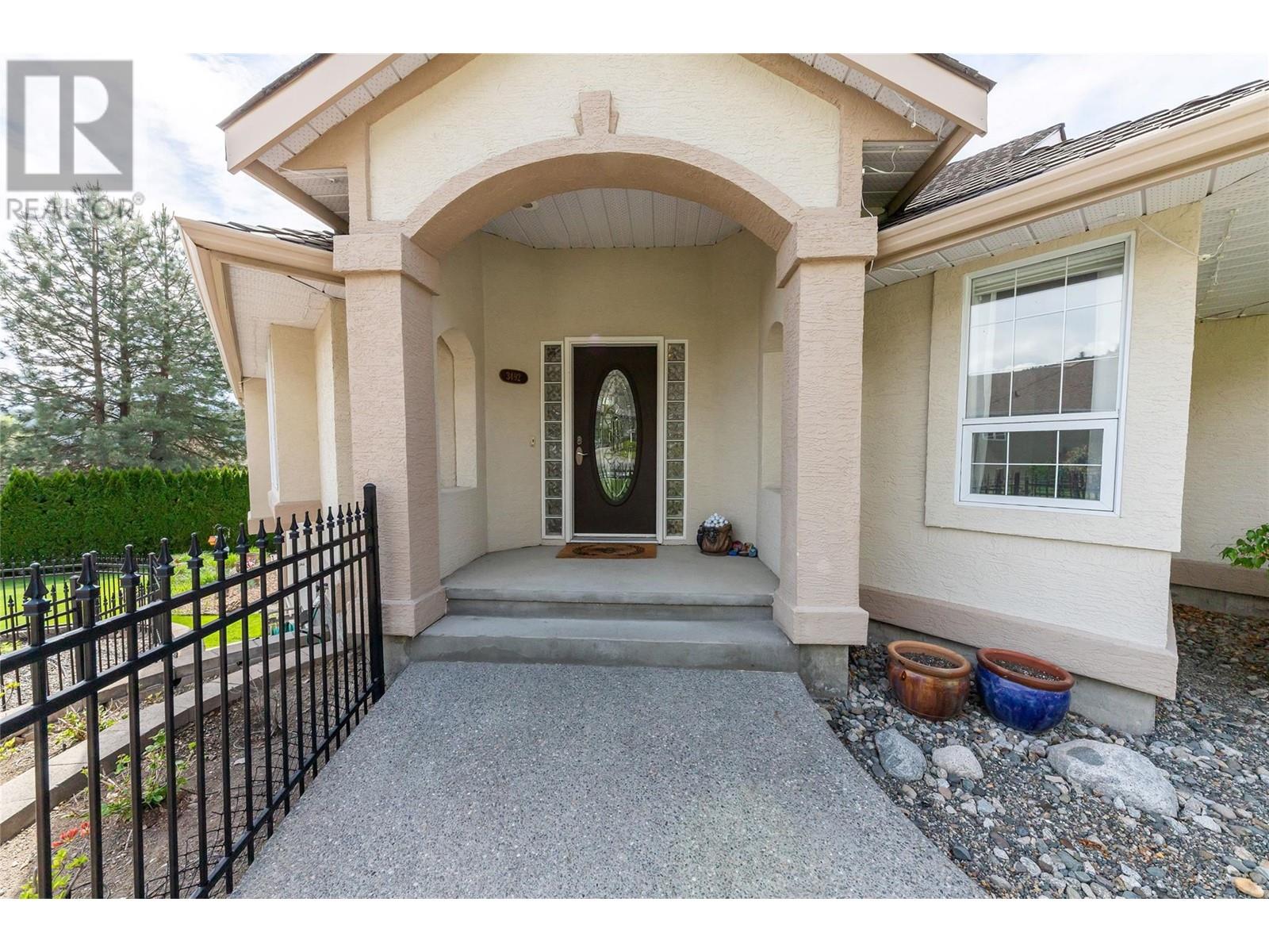 3492 Navatanee Drive, Kamloops, British Columbia  V2H 1S1 - Photo 3 - 10347317