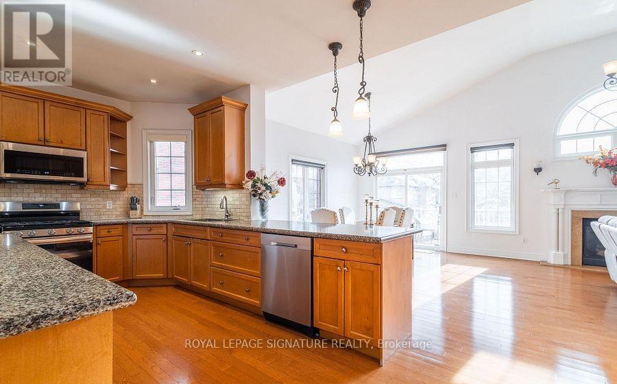 6844 Golden Hills Way, Mississauga, Ontario  L5W 1P3 - Photo 5 - W12150449