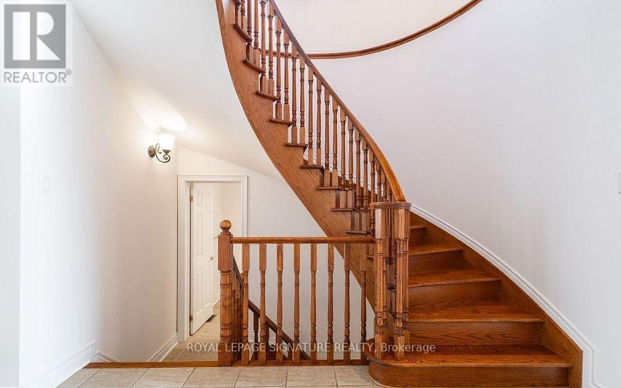 6844 Golden Hills Way, Mississauga, Ontario  L5W 1P3 - Photo 4 - W12150449