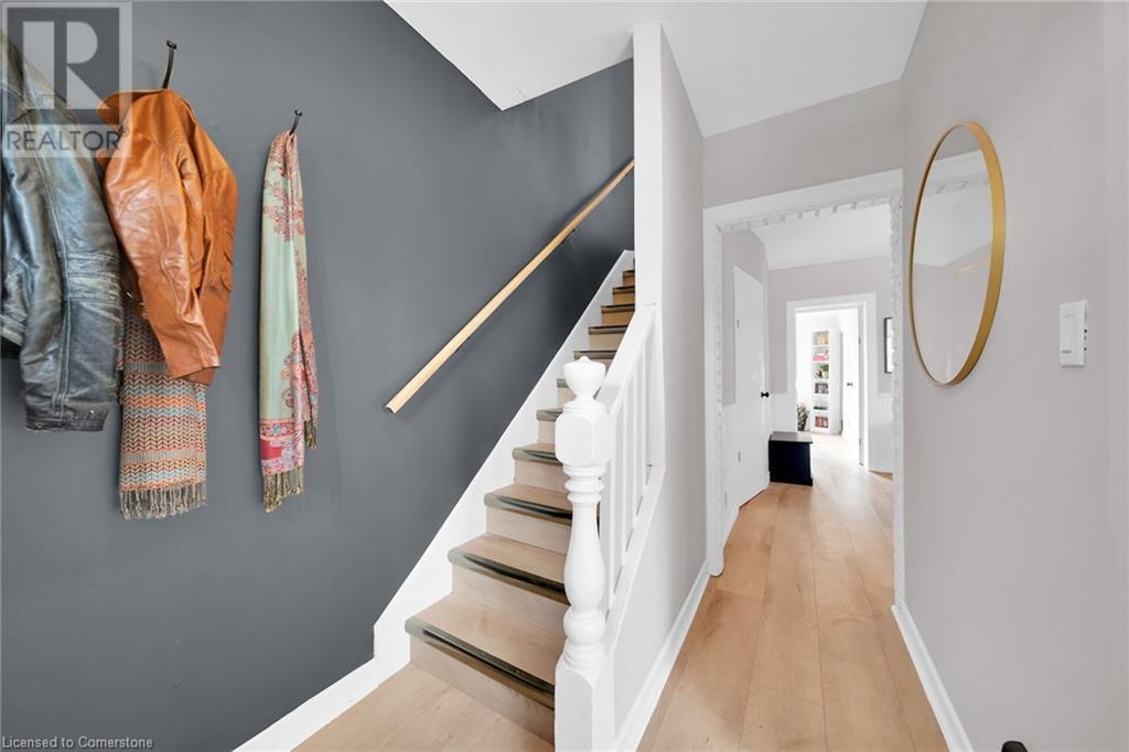 Property at 92 GLENDALE Avenue N image 3