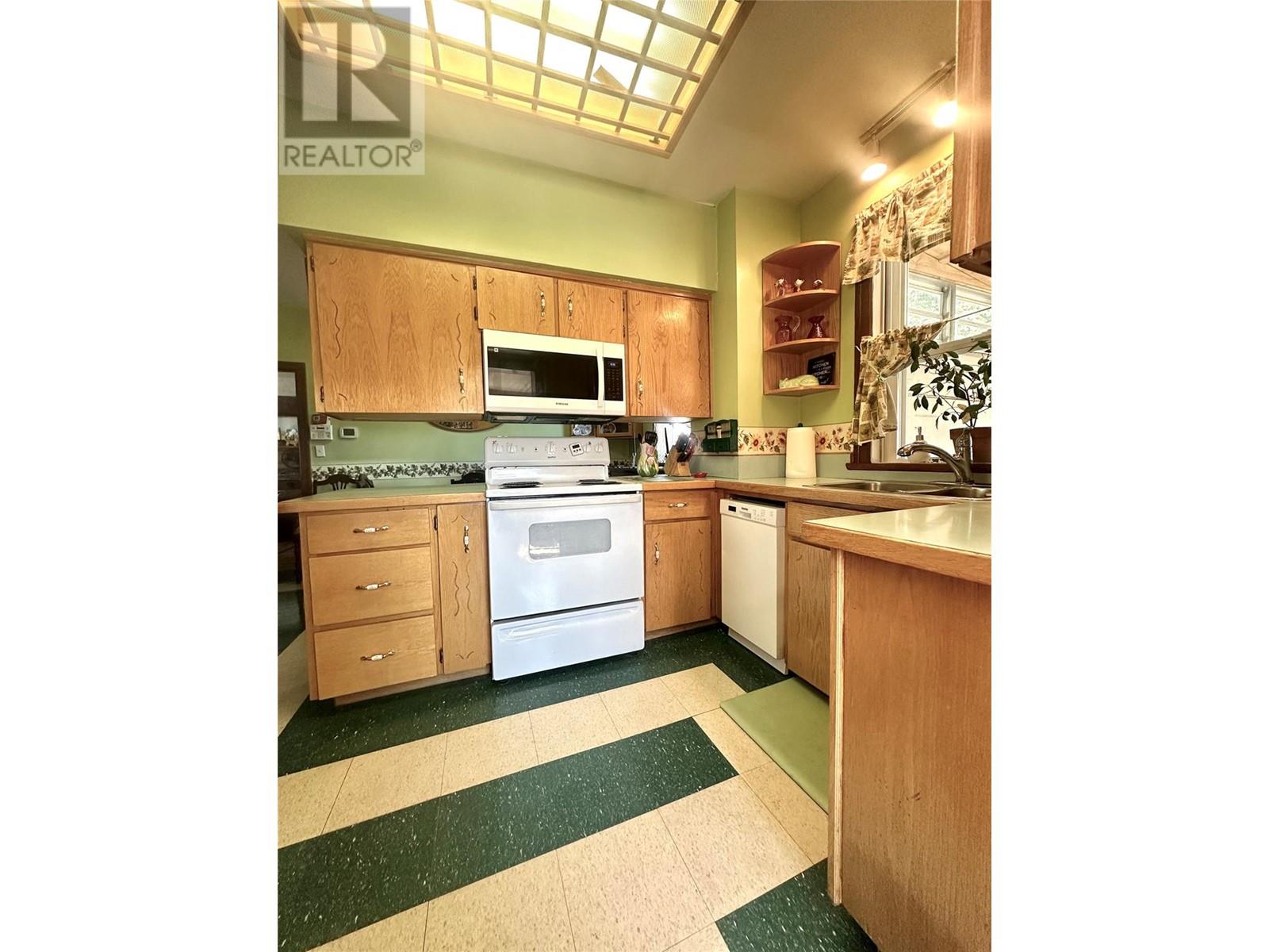 110 9th Avenue, Keremeos, British Columbia  V0X 1N3 - Photo 17 - 10346399