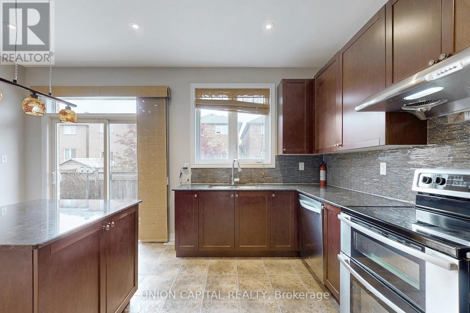 28 Silkgrove Terrace, Markham, Ontario  L6E 1P7 - Photo 7 - N12153625