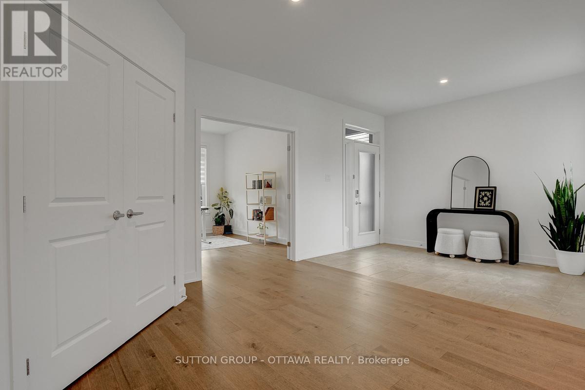 908 Duxbury Lane, Ottawa, Ontario  K4M 0M3 - Photo 4 - X12150716
