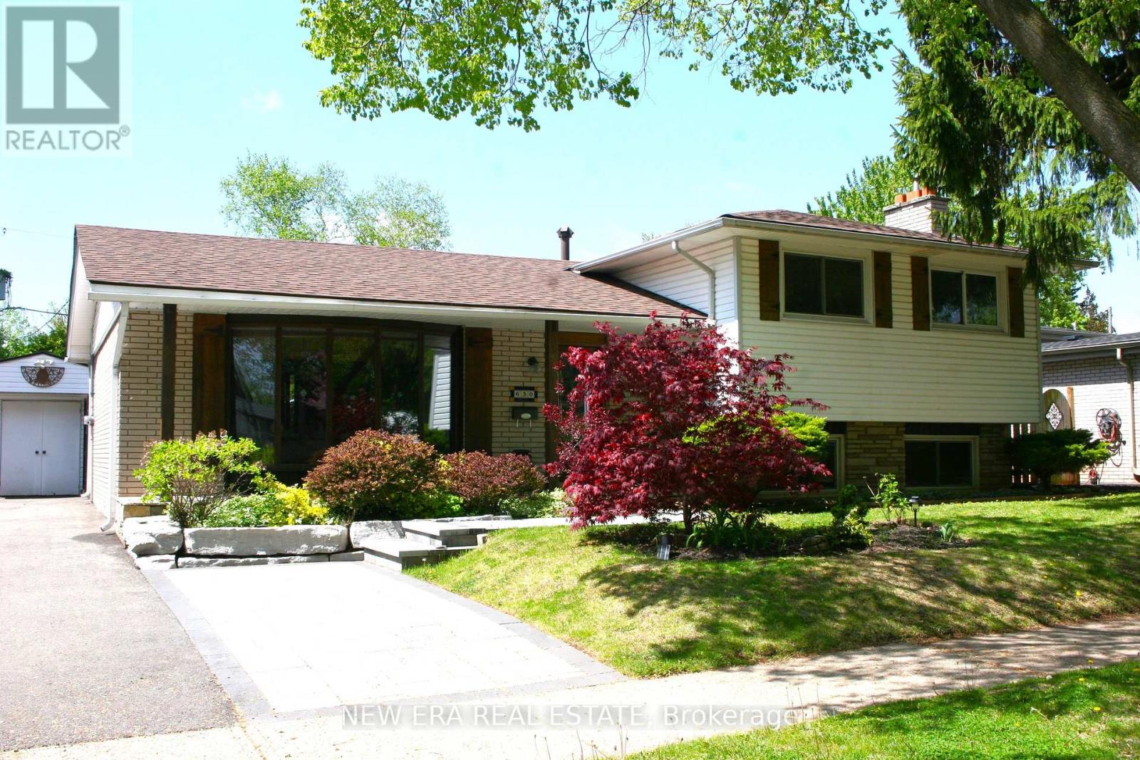 630 Blue Forest Hill, Burlington, Ontario  L7L 4H3 - Photo 1 - W12131271