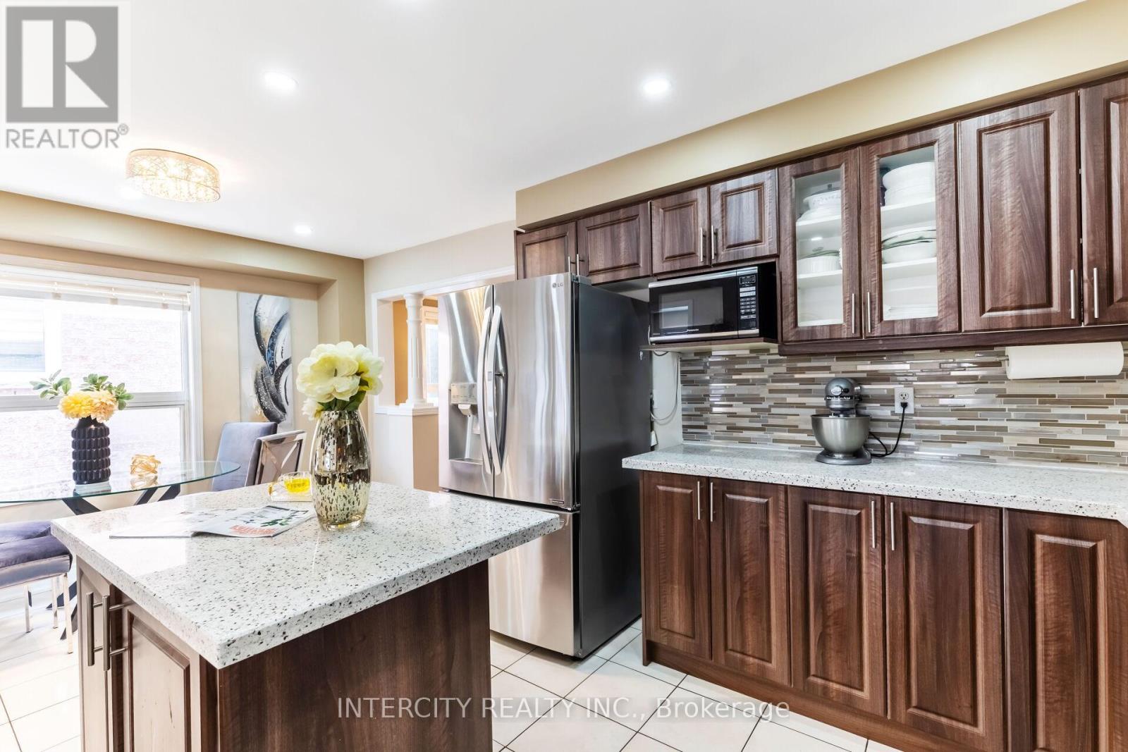 54 Amethyst Circle, Brampton, Ontario  L6P 0Z3 - Photo 16 - W12153755