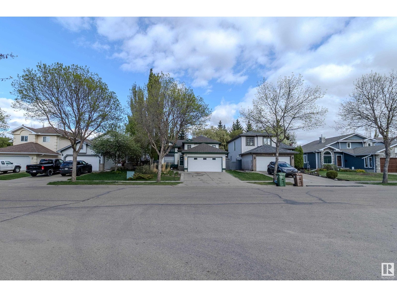 Property at 23 Oakmont DR image 2