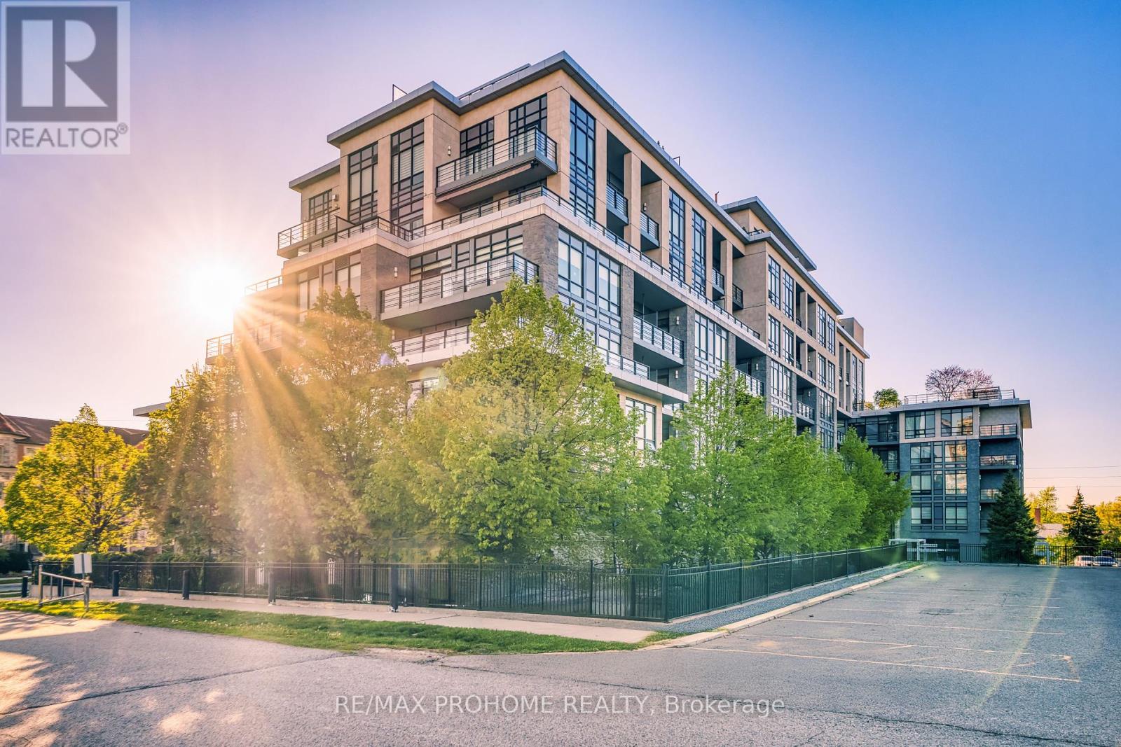 213 - 21 CLAIRTRELL ROAD, Toronto, Ontario
