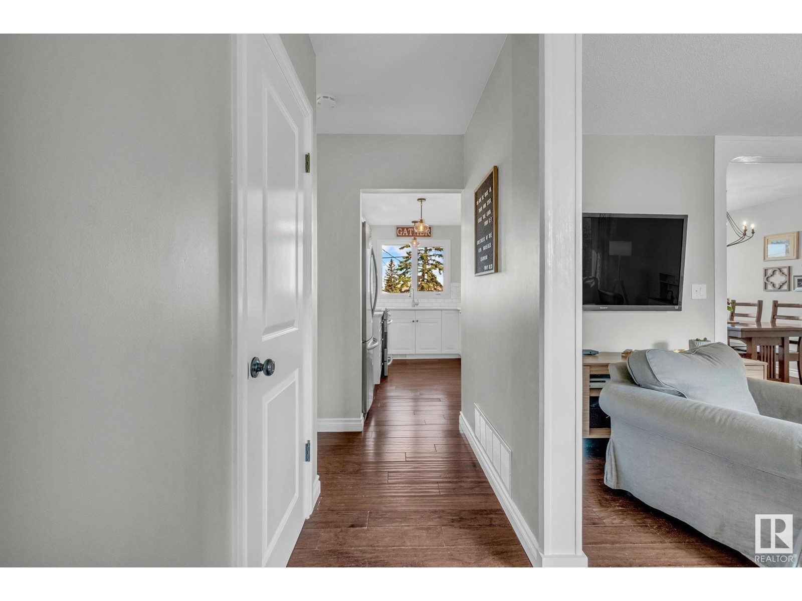 Property at 9335 52 ST NW image 4