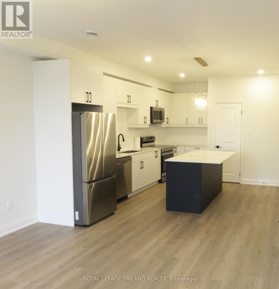 Photo 5 of 26 for 203 - 3900 Savoy Street