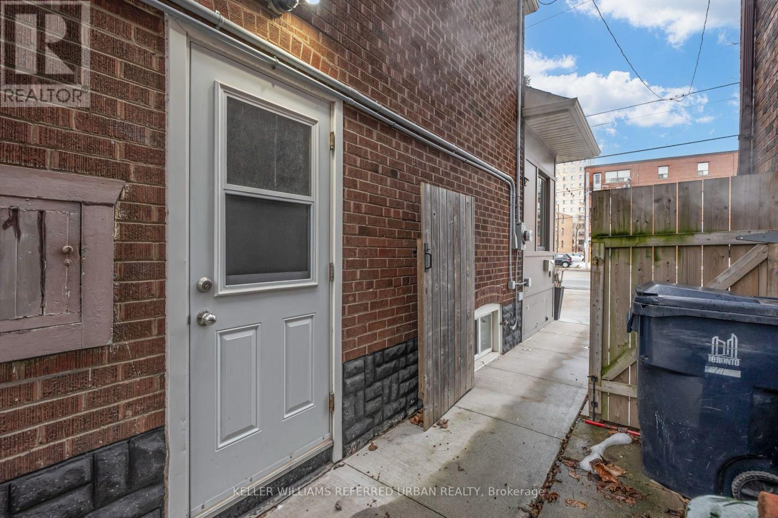 Lower - 2522 Lake Shore Boulevard W, Toronto, Ontario  M8V 1E1 - Photo 3 - W12154578