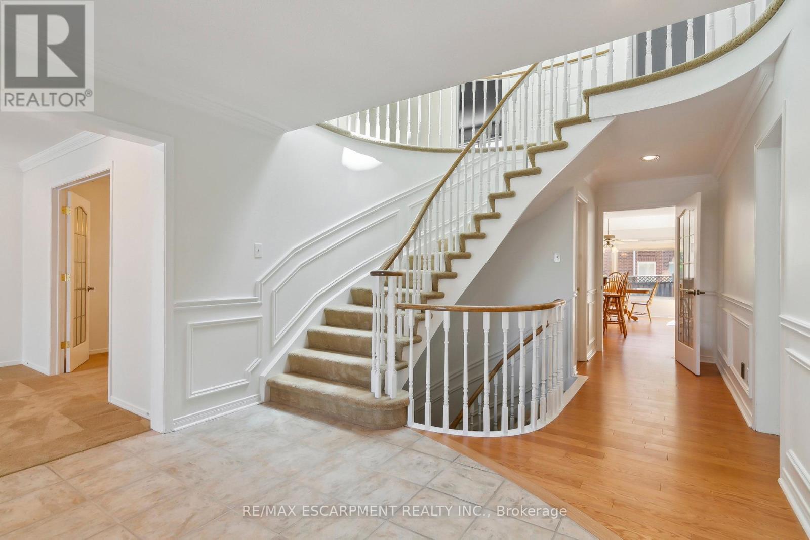 2008 Grenville Drive, Oakville, Ontario  L6H 3Z3 - Photo 5 - W12154585