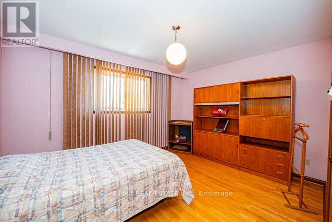 20 Bramhall Court, Brampton (Madoc), Ontario  L6V 3L2 - Photo 8 - W12154624