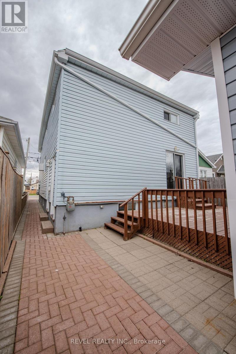 Property at 388 BIRCH STREET S image 2