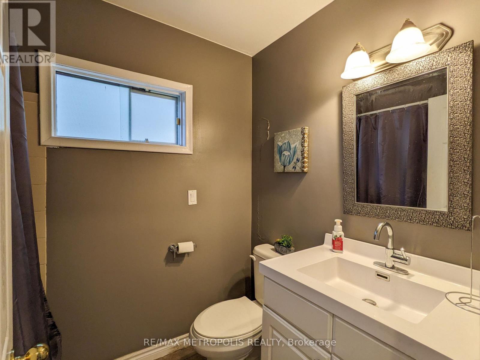 533-537 Christina Street N, Sarnia, Ontario  N7T 5W5 - Photo 9 - X12154540
