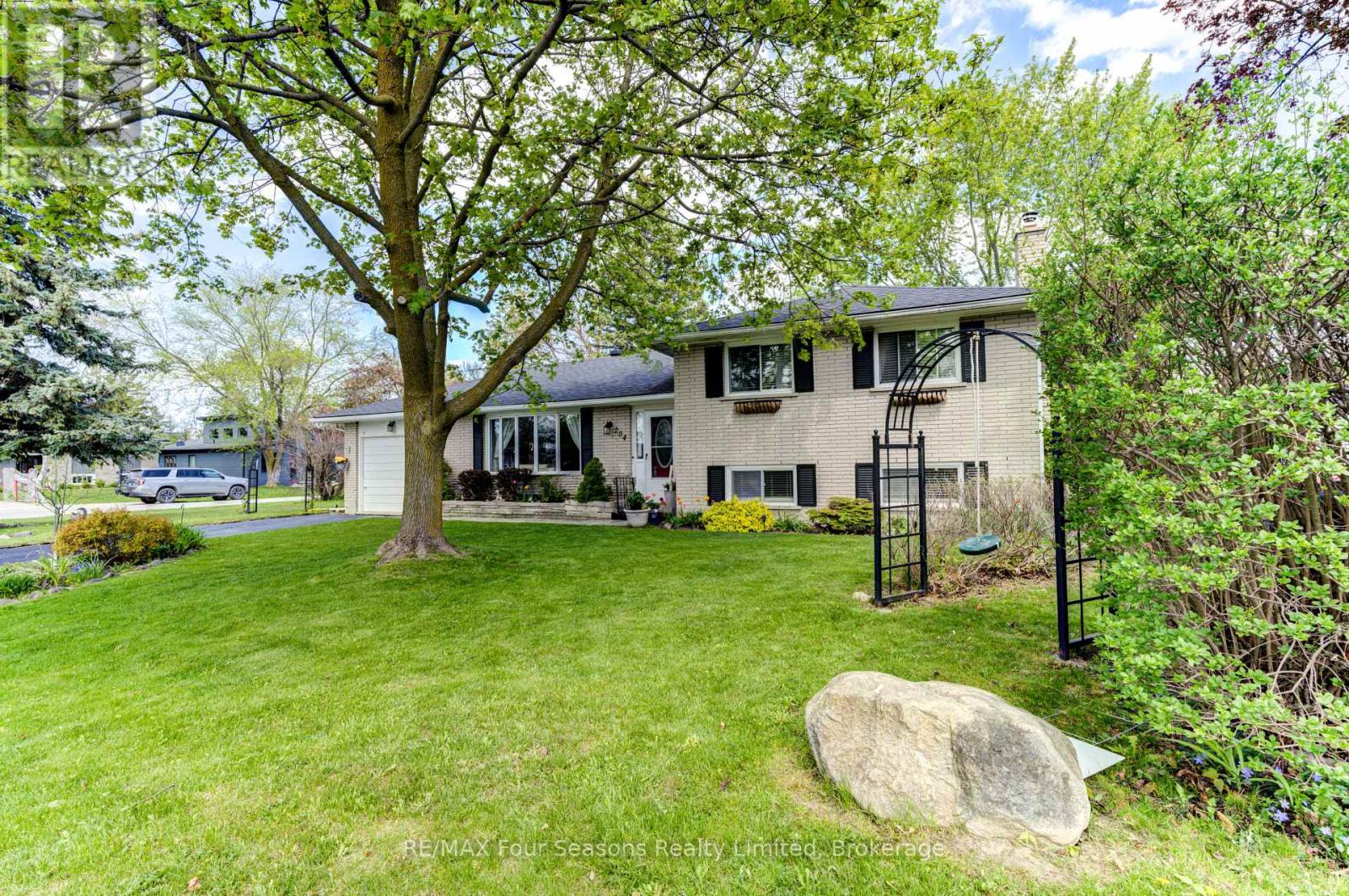 Property at 204 BRYAN COURT image 4