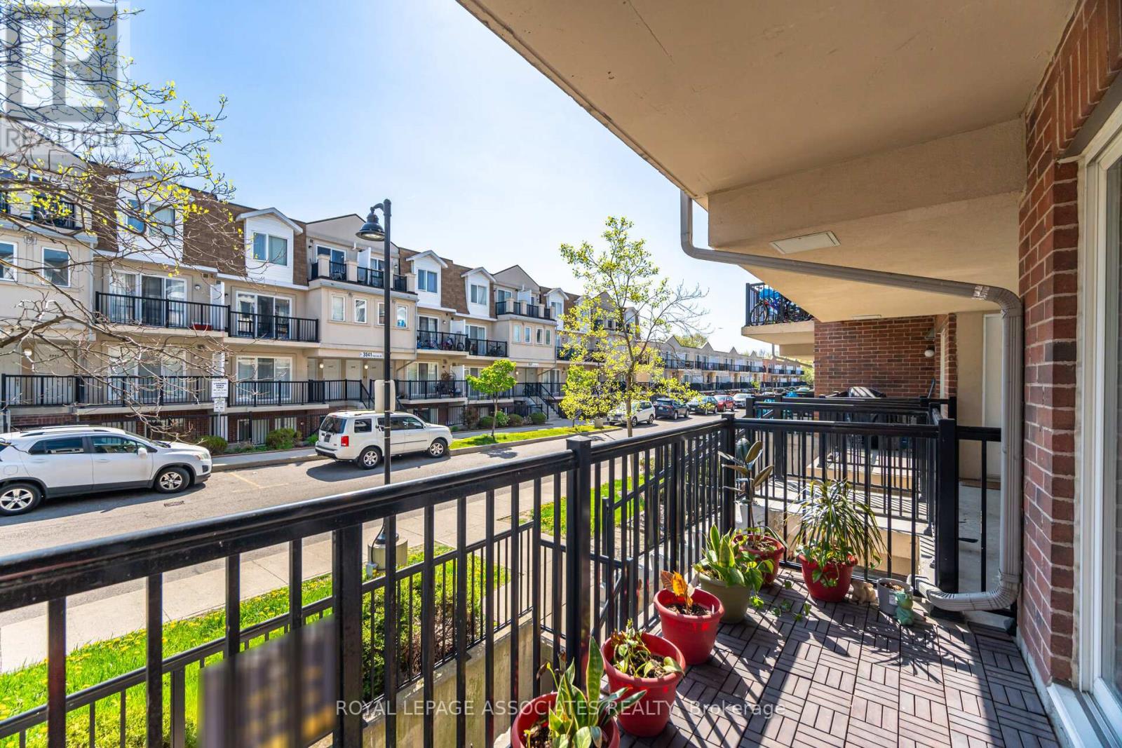 2042 - 3043 Finch Avenue W, Toronto, Ontario  M9M 0A4 - Photo 5 - W12150894