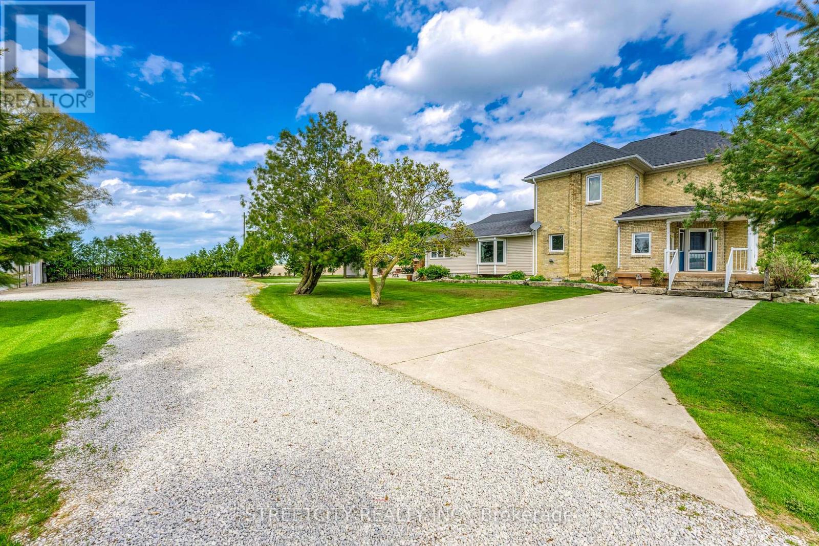 5458 Douglas Line, Plympton-Wyoming, Ontario  N0N 1J0 - Photo 7 - X12154876