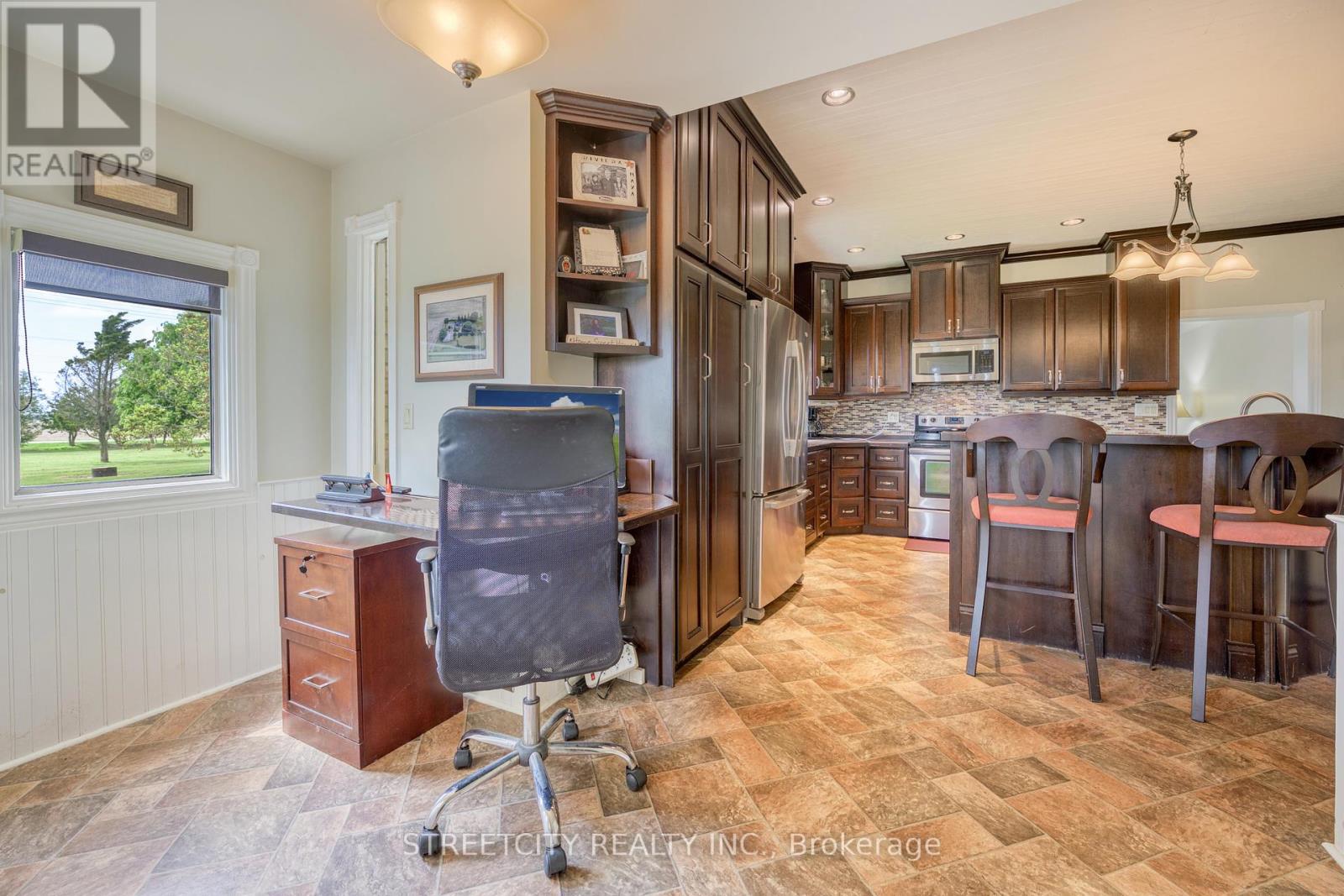 5458 Douglas Line, Plympton-Wyoming, Ontario  N0N 1J0 - Photo 26 - X12154876