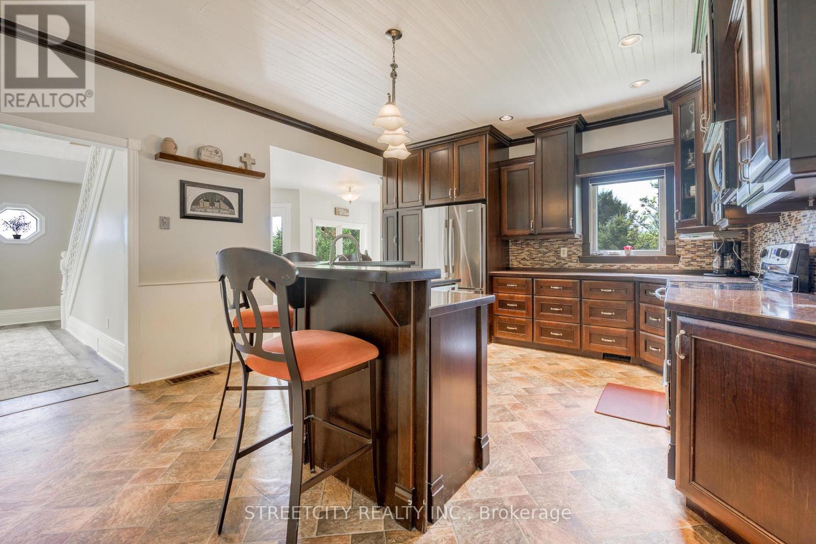 5458 Douglas Line, Plympton-Wyoming, Ontario  N0N 1J0 - Photo 29 - X12154876