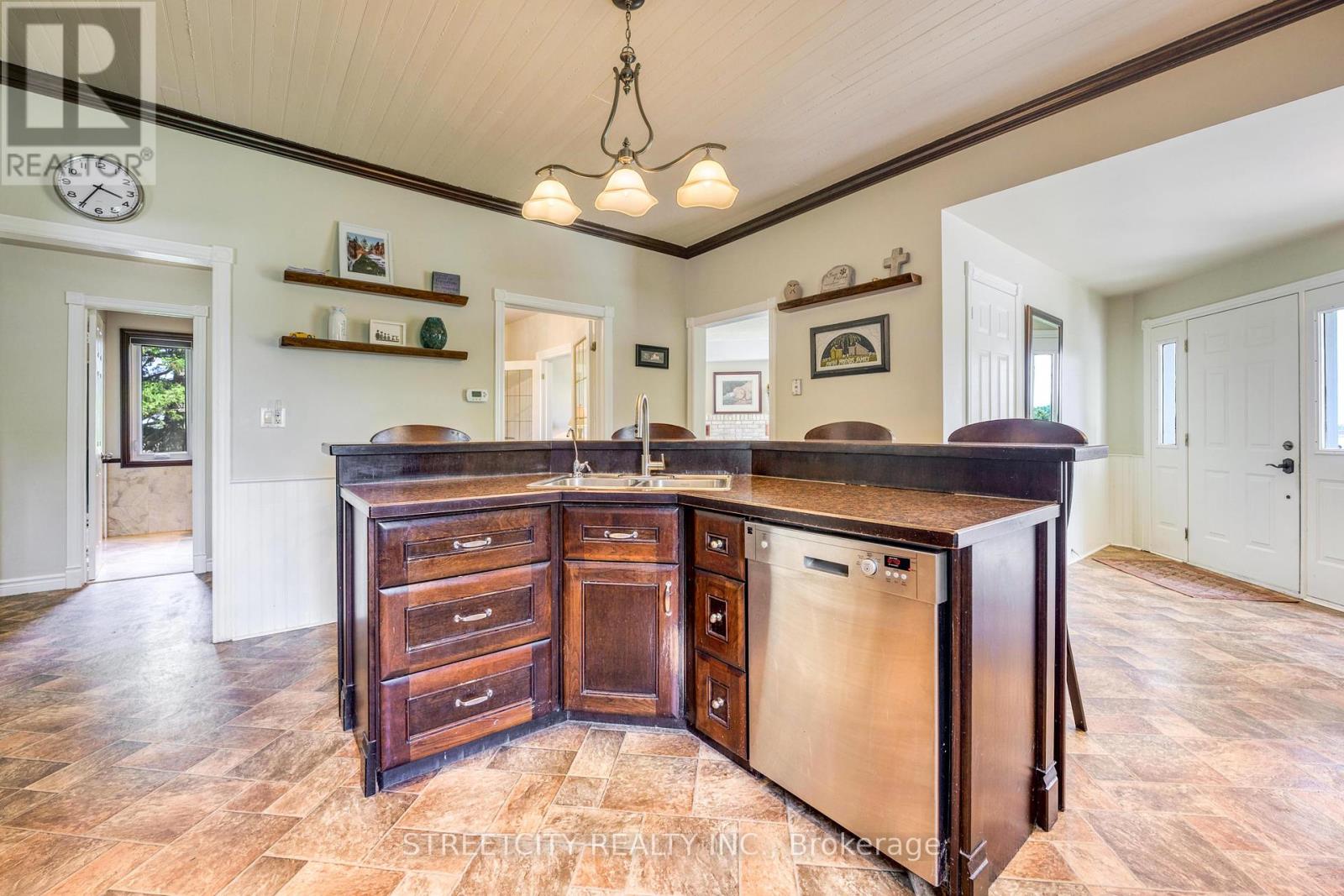 5458 Douglas Line, Plympton-Wyoming, Ontario  N0N 1J0 - Photo 28 - X12154876