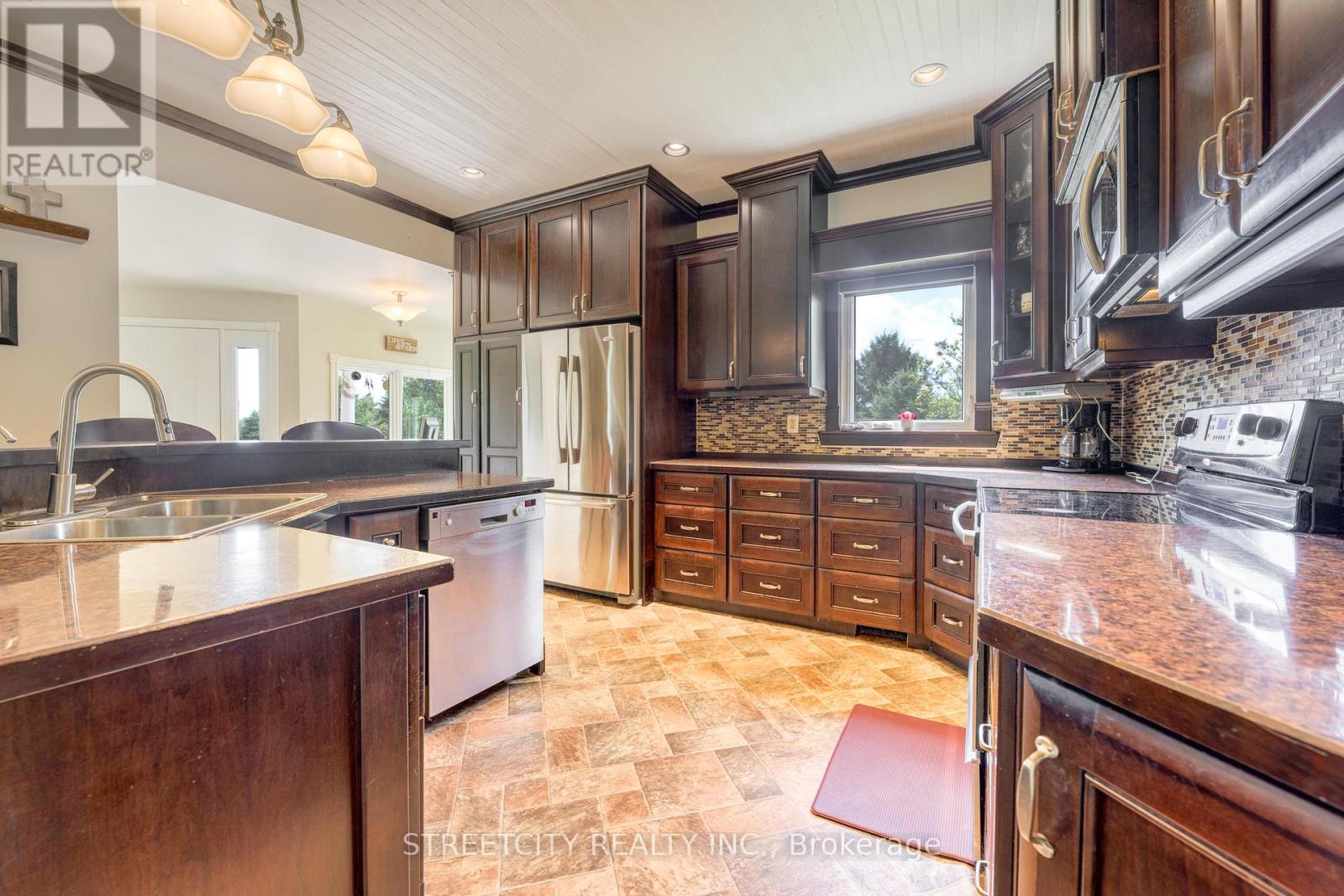 5458 Douglas Line, Plympton-Wyoming, Ontario  N0N 1J0 - Photo 30 - X12154876