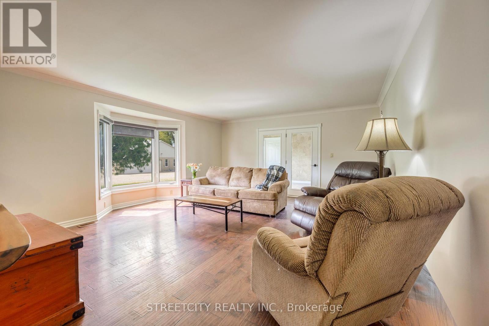 5458 Douglas Line, Plympton-Wyoming, Ontario  N0N 1J0 - Photo 34 - X12154876