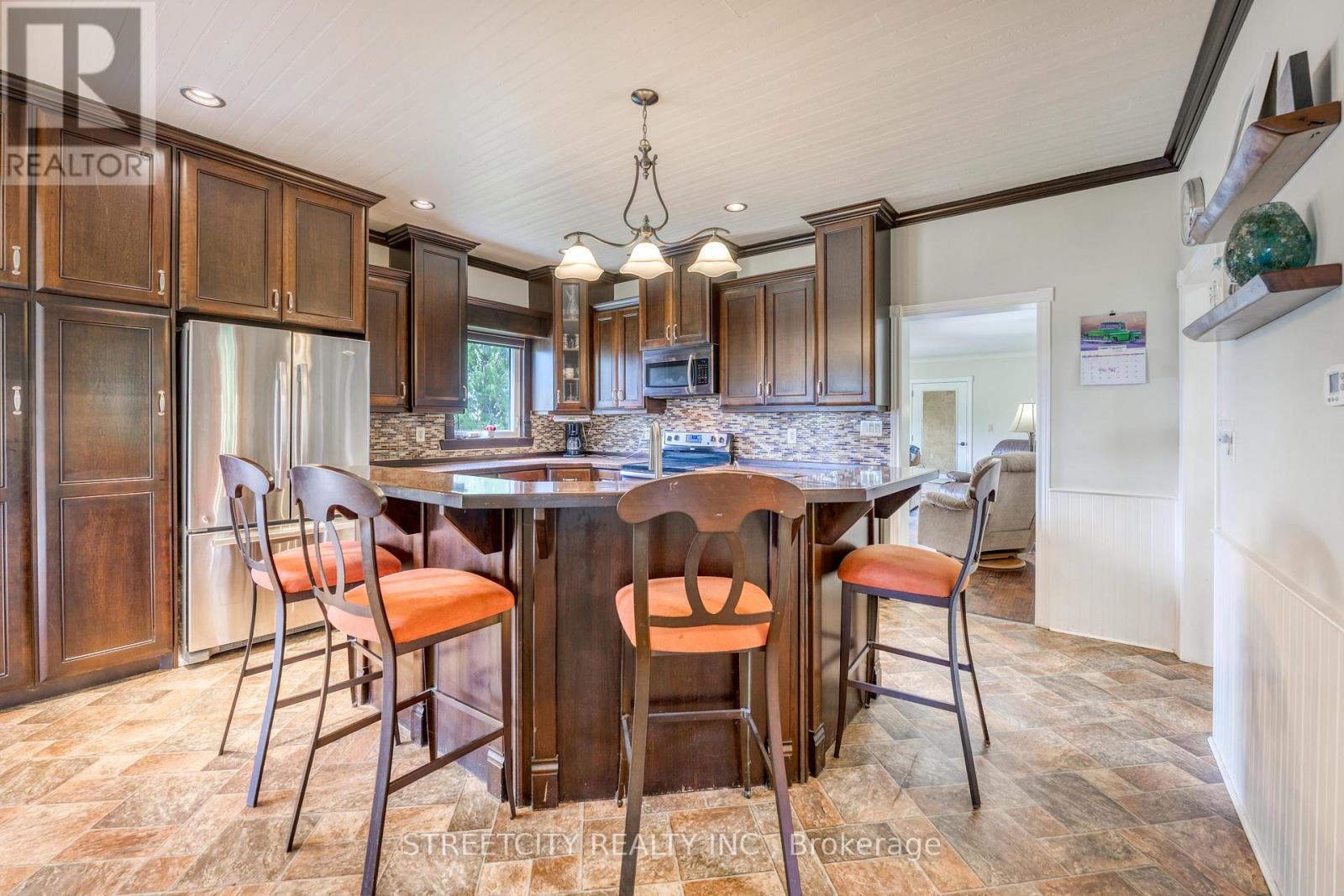 5458 Douglas Line, Plympton-Wyoming, Ontario  N0N 1J0 - Photo 31 - X12154876
