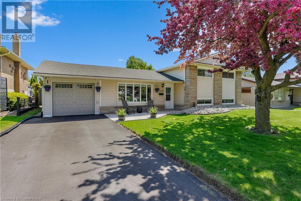 Property at 4480 QUEENSWAY Garden image 3