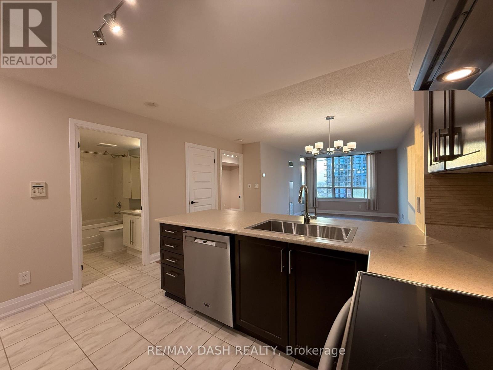 1916 - 335 Rathburn Road W, Mississauga, Ontario  L5B 0C8 - Photo 17 - W12154738