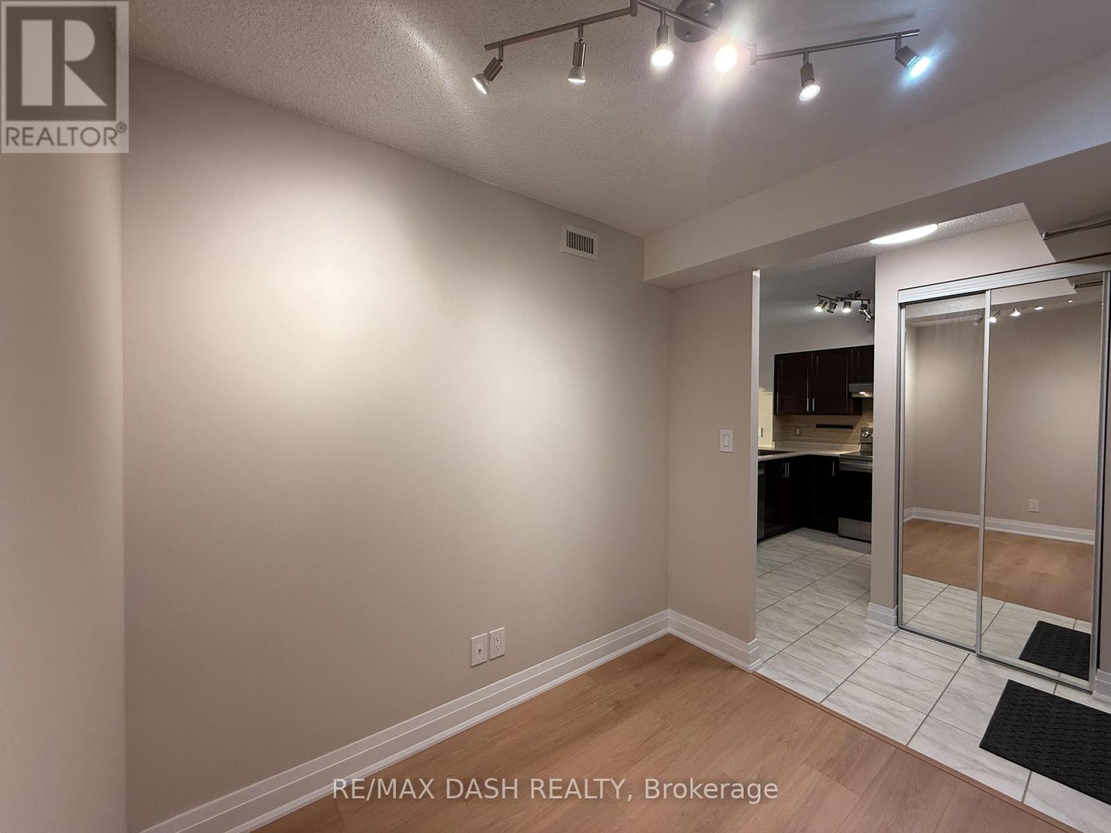 1916 - 335 Rathburn Road W, Mississauga, Ontario  L5B 0C8 - Photo 7 - W12154738