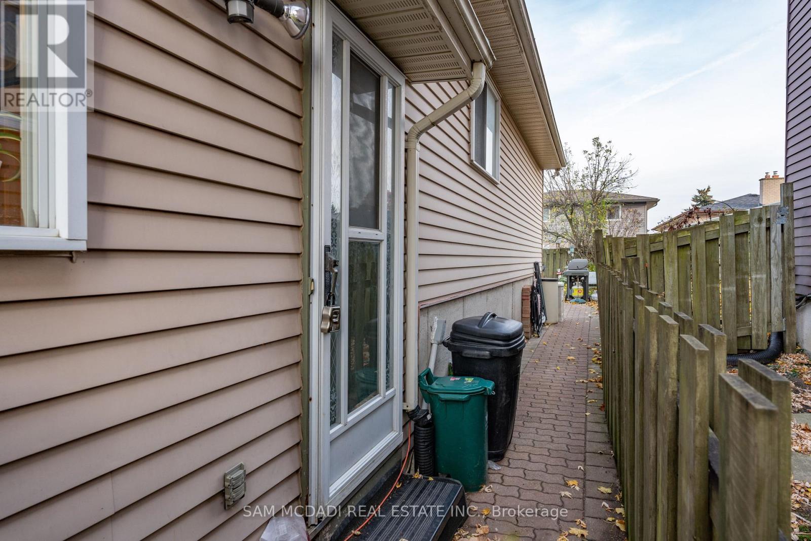 35 Parkland Crescent, Kitchener, Ontario  N2N 1R5 - Photo 24 - X12154677