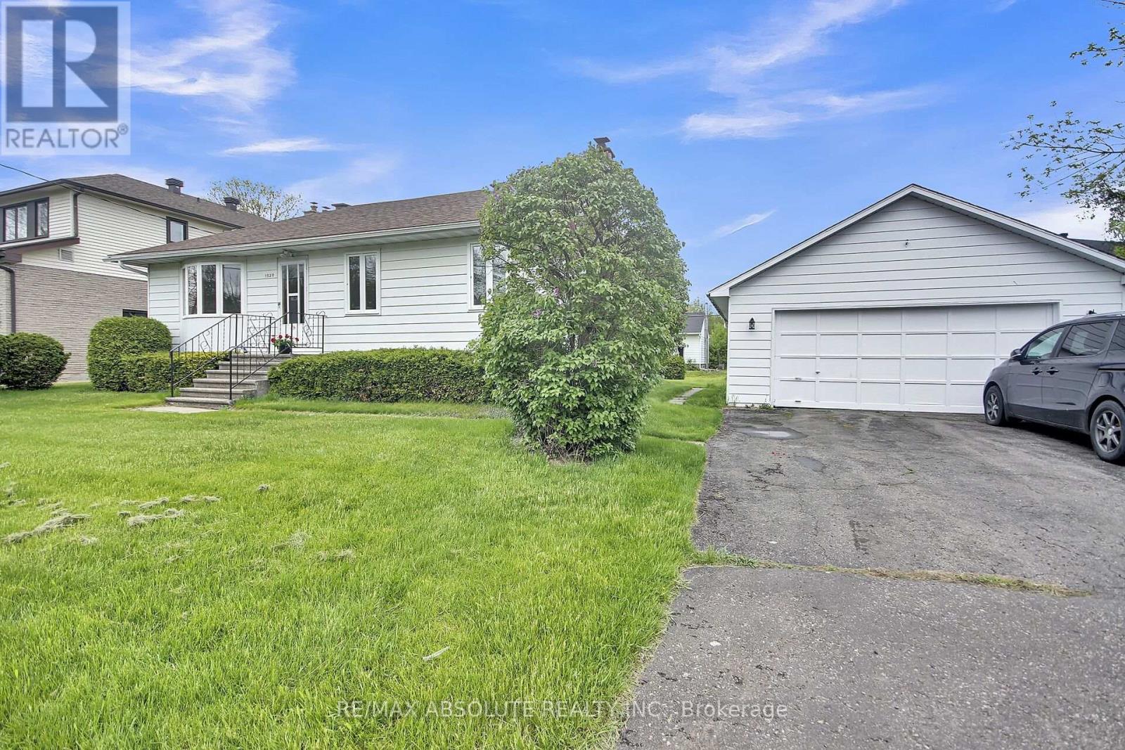1929 Queensdale Avenue, Ottawa, Ontario  K1T 1J9 - Photo 1 - X12154780