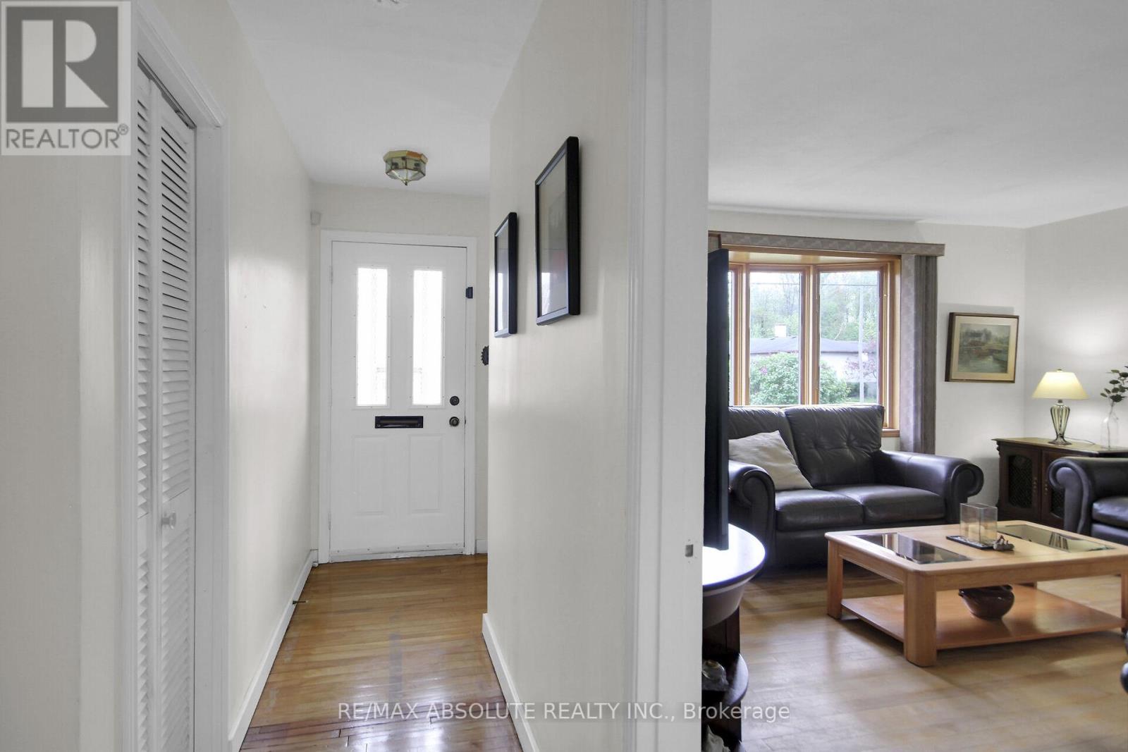 1929 Queensdale Avenue, Ottawa, Ontario  K1T 1J9 - Photo 2 - X12154780