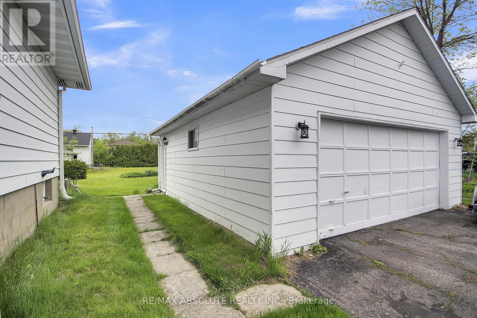 1929 Queensdale Avenue, Ottawa, Ontario  K1T 1J9 - Photo 28 - X12154780